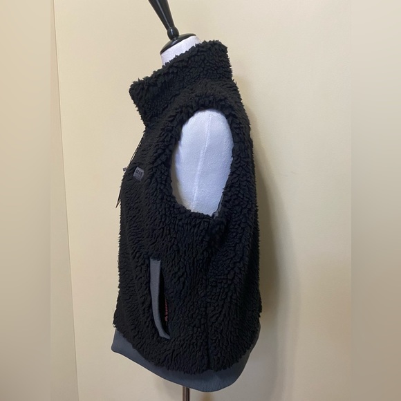 NWT Bass Outdoor Womens Sherpa Vest - Picture 4 of 5